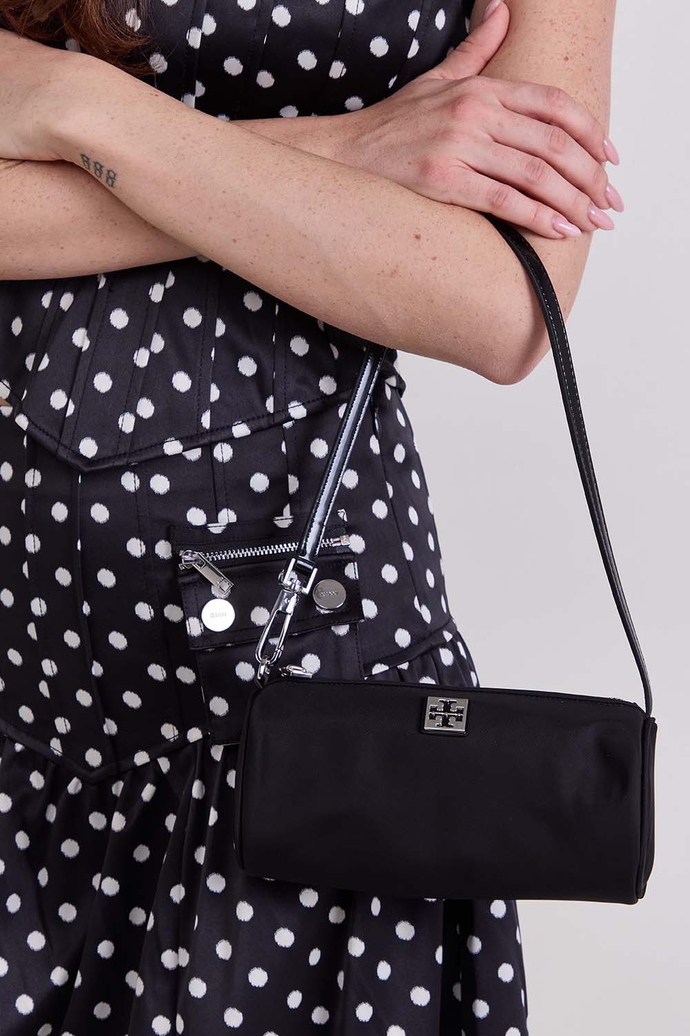 תמונת כל הלוק של תיק כתף נאנו